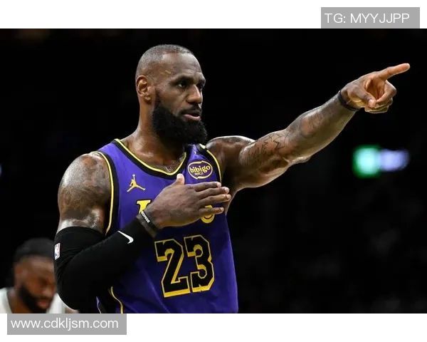 詹姆斯的力量与技巧结合展现出无与伦比的篮球实力与运动员风范