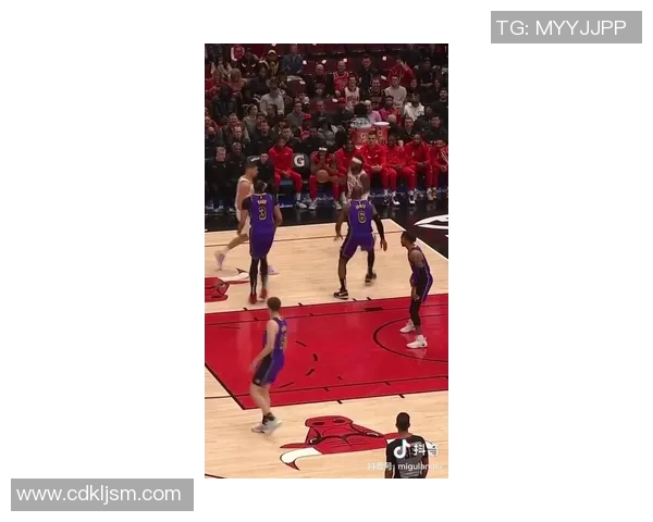 贝弗利与詹姆斯的对决谁能笑到最后篮球场上的激烈碰撞与精彩瞬间 贝弗利与詹姆斯的对决谁能笑到最后篮球场上的激烈碰撞与精彩瞬间